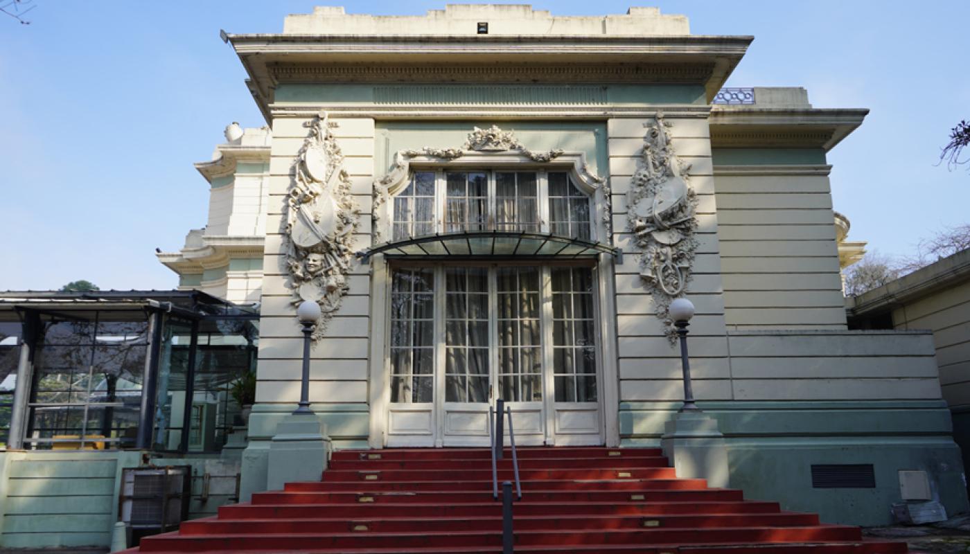 Foto de la fachada principal con su ventana vidriada