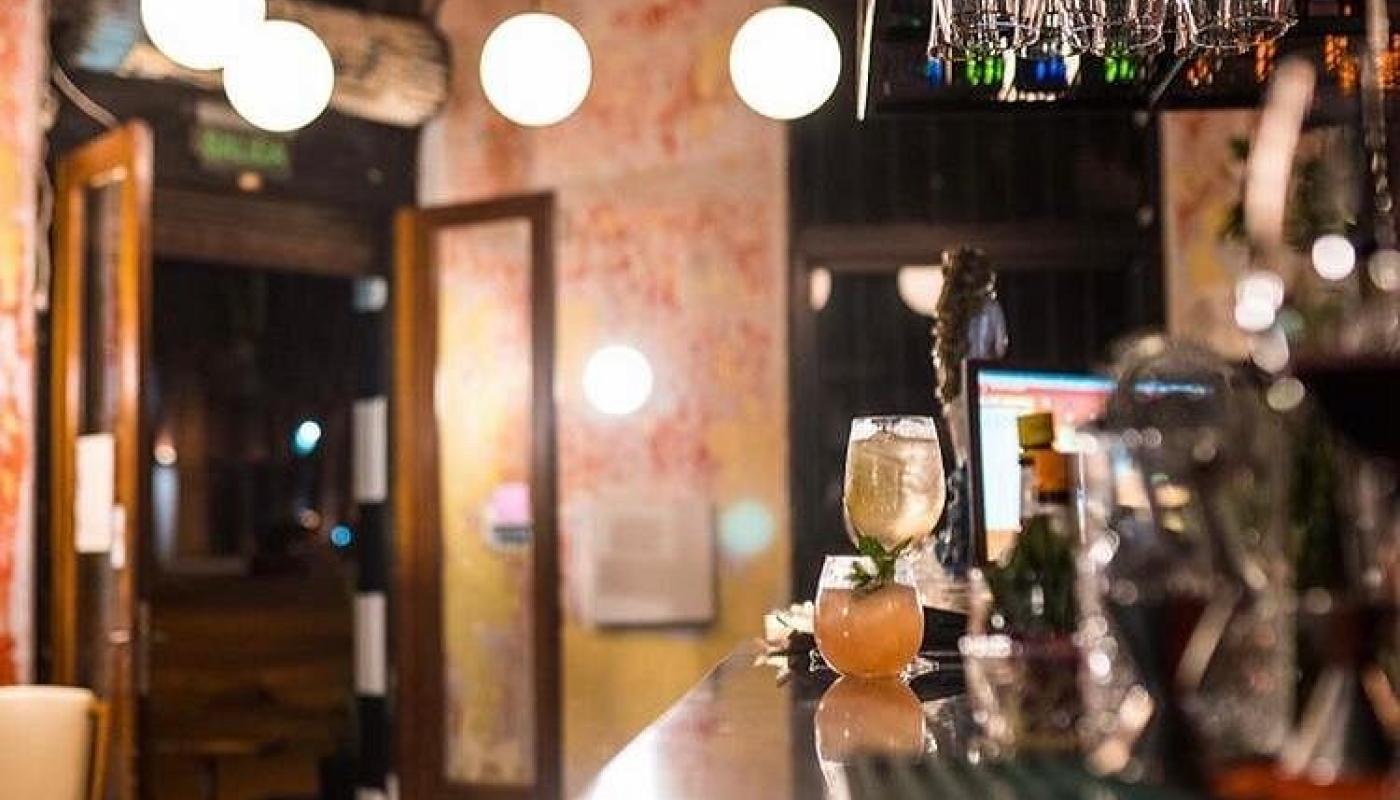 Foto del interior del bar con su barra 