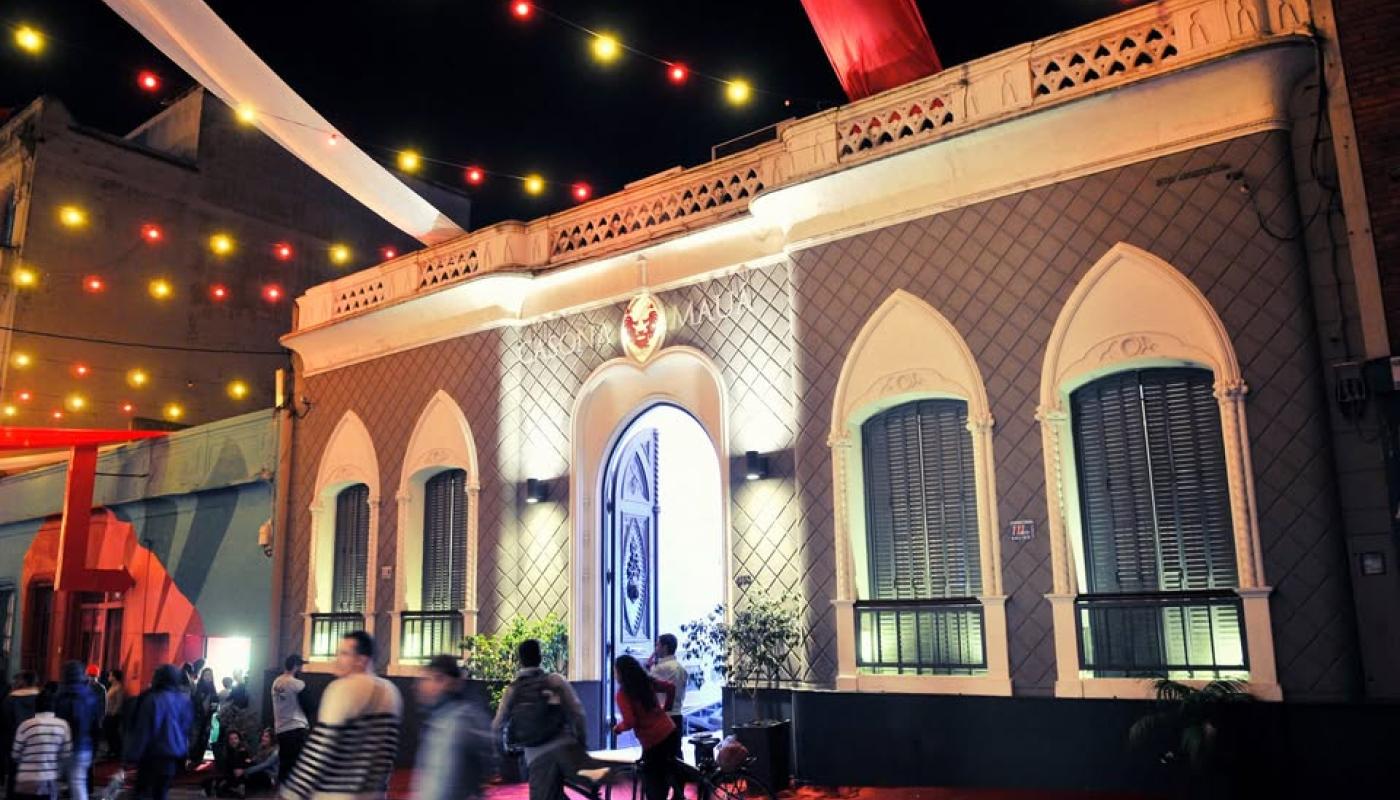 fachada en la noche ilumida de la casona mahua