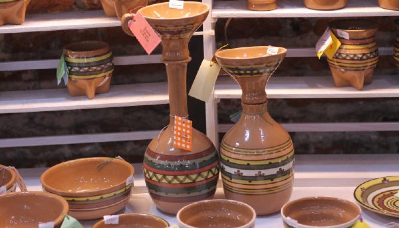 vajillas artesanales en color marron con detalles de emprendedores del mercado de artesanos