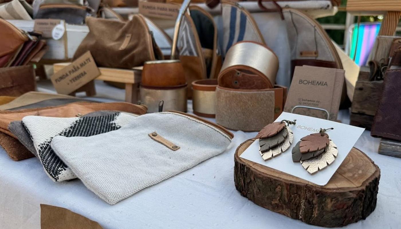 artesanías y articulos en cuero sobre mesada