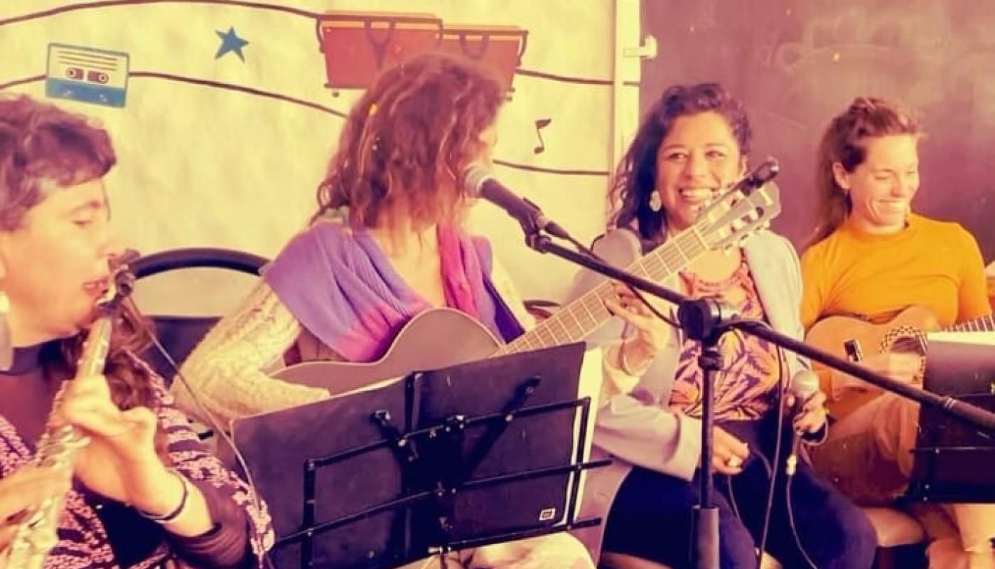 imagen de mujeres musicas , banda samabla roda de samba