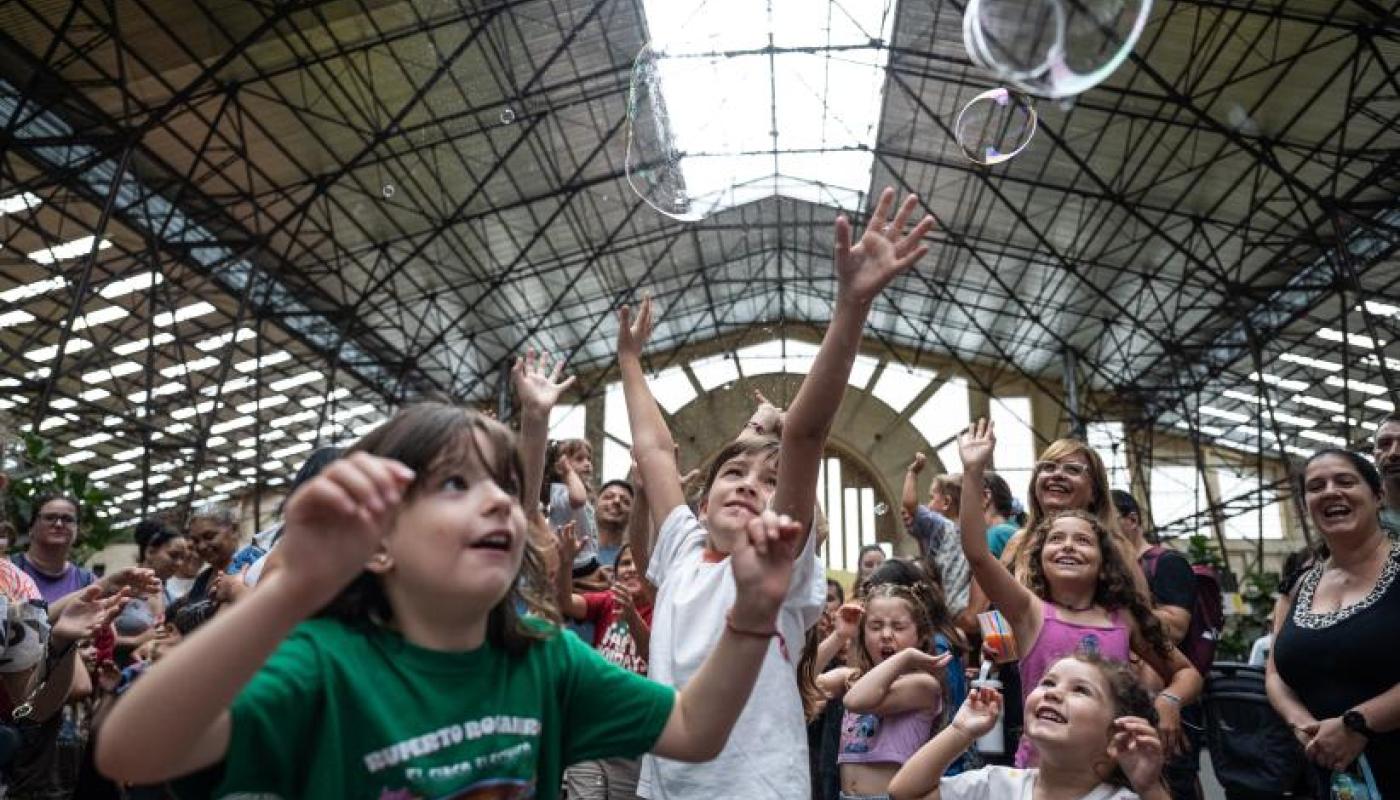 Niños jugando en el Espacio Modelo con burbujas de jabón 