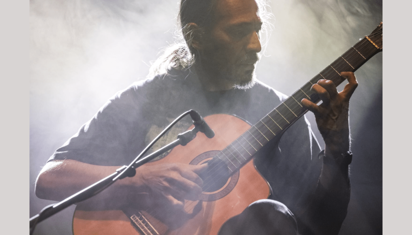 Foto del artista tocando la guitarra 