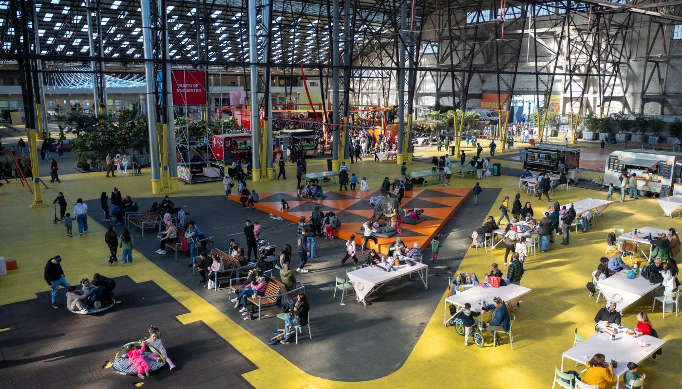 Foto del Espacio Modelo renovado por dentro  con personas ocupando sillas , familias y niños