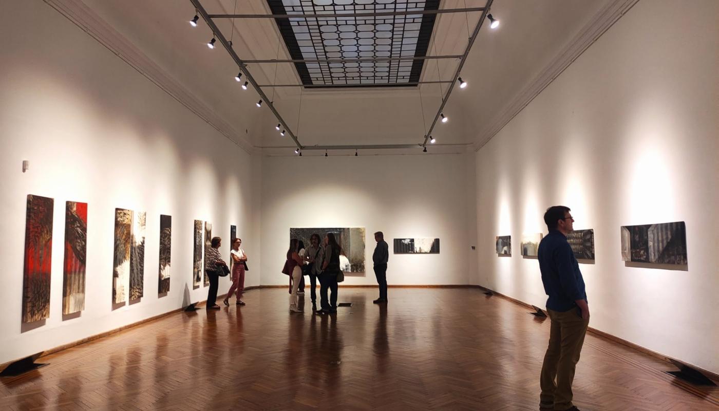 salon principal del museo personas observando cuadros