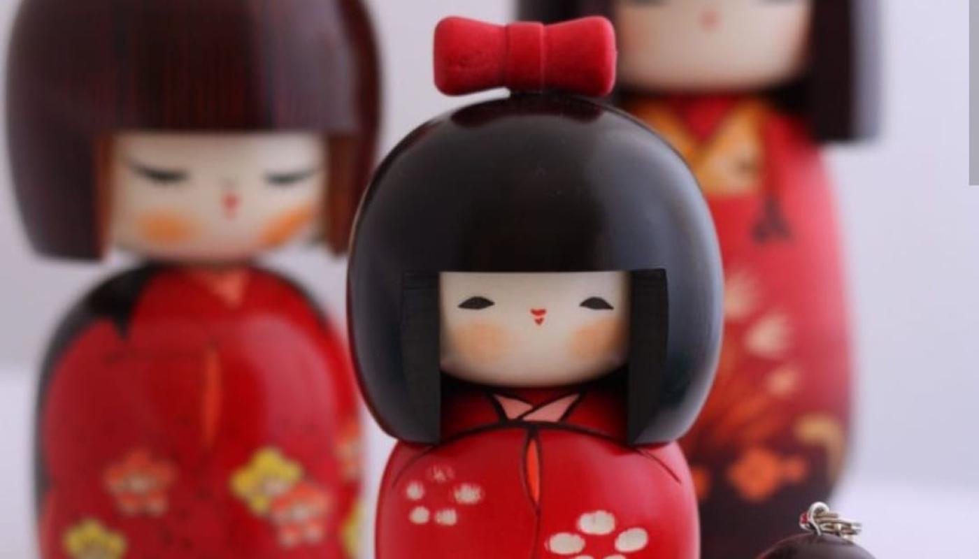 Imagen de un conjunto de muñecas japonesas típicas