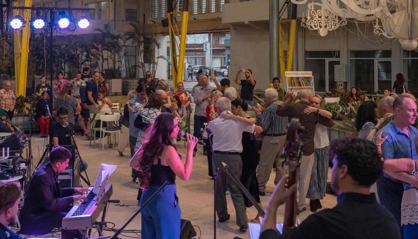 gente bailando y espectáculo en espacio modelo