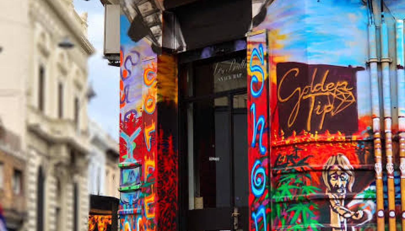fachada de bar con muchos colores en una esquina ciudad vieja