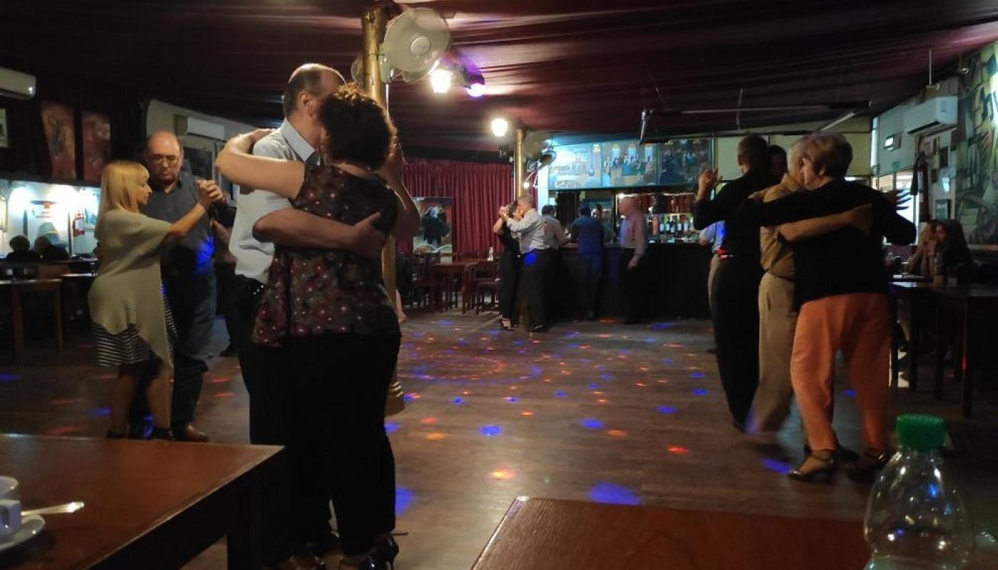 Parejas bailando tango en la Milonga 