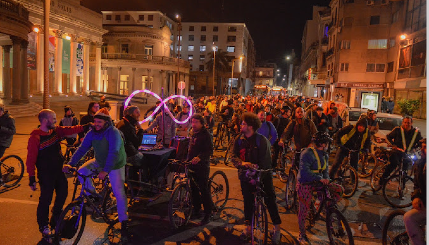 muchas personas en bicicleta masivamente con musica