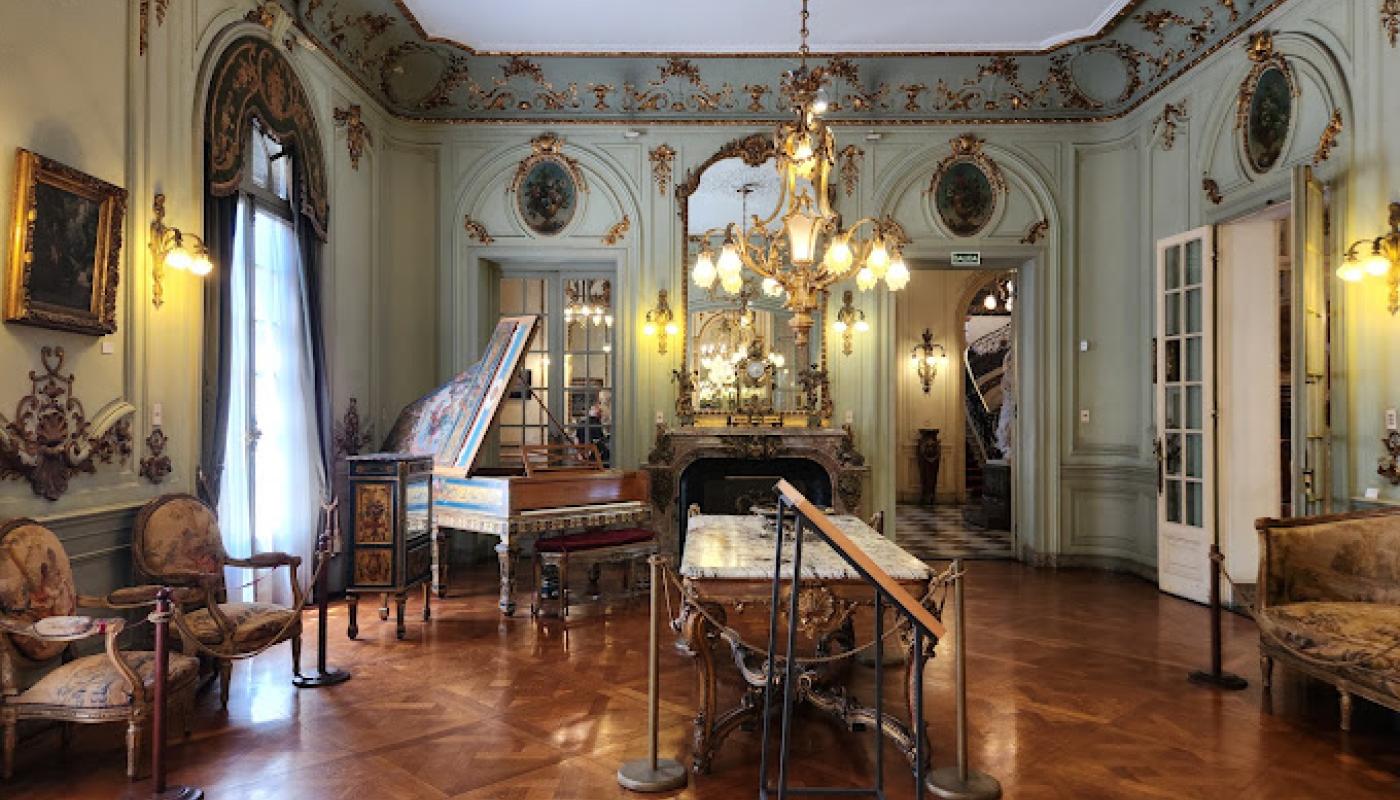 foto interior del palacio taranco en su sala de musica con elemnetos antiguos estilo rococó
