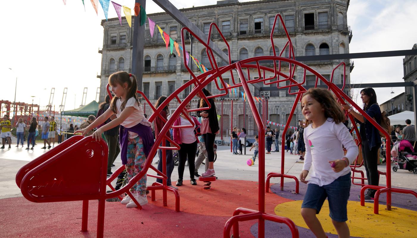 niños jugando de juegos rojos de la plaza 1 de ciudad vieja trepando 