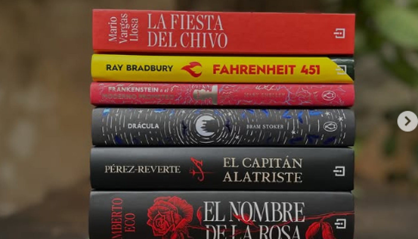 Foto de una pila de libros en la librería 