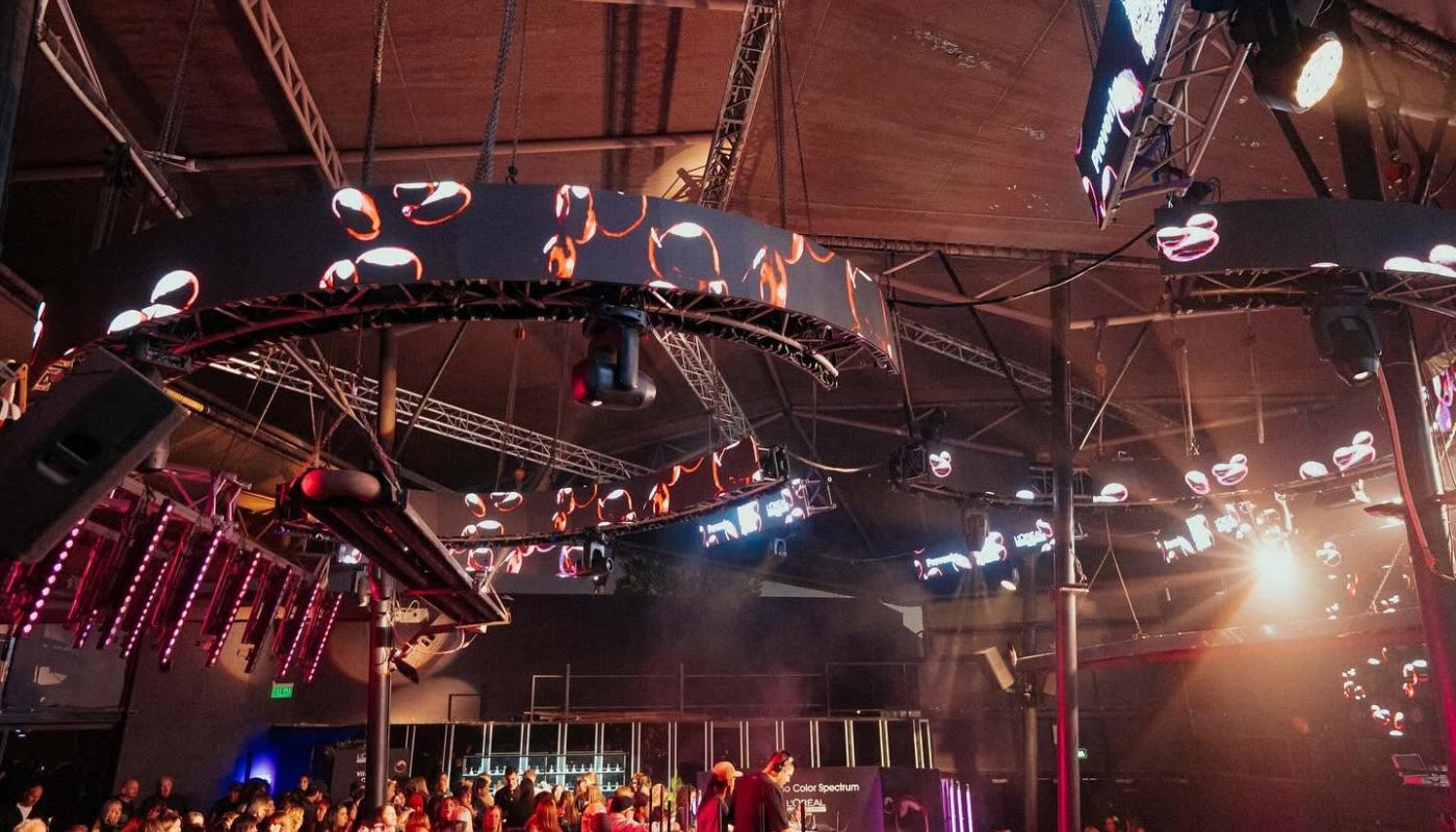 gente alrededor de un escenario interno con dj