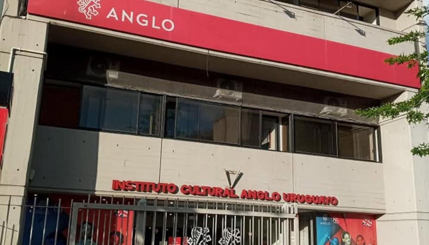 Foto de la fachada y del ingreso al Instituto 
