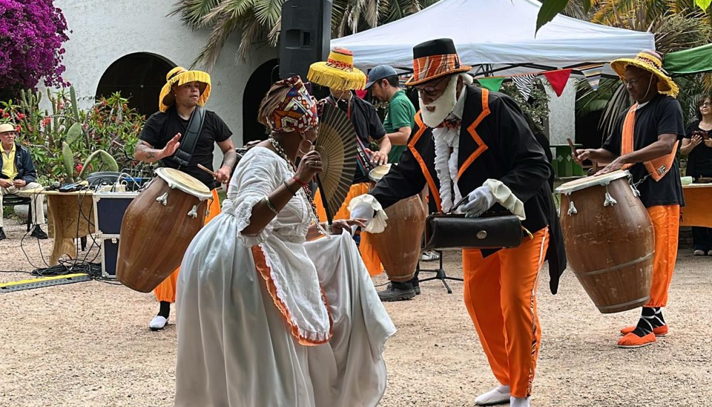 mama vieja con comparsa bailando en el cedel carrasco
