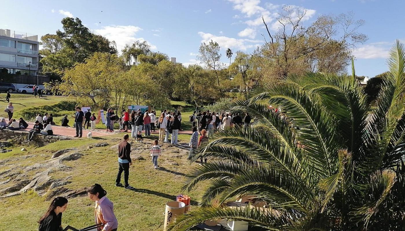 Imagen del Parque con niños jugando y mascotas 