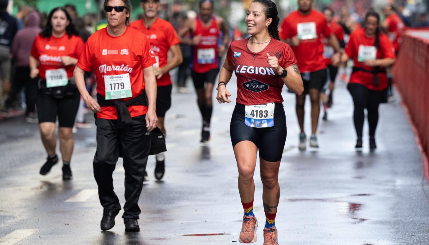 Foto de una maratón con personas corriendo 