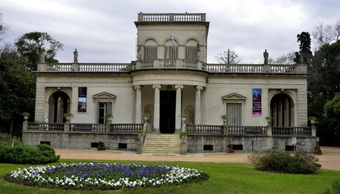 Foto de la fachada del Museo Blanes con su escalinata central y el jardin delante