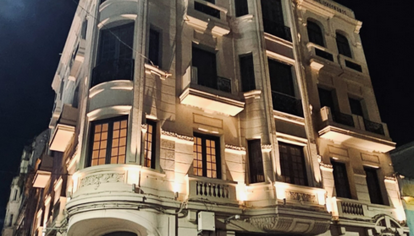 fachada  de casa patrimonial en ciudad vieja iluminada por la noche