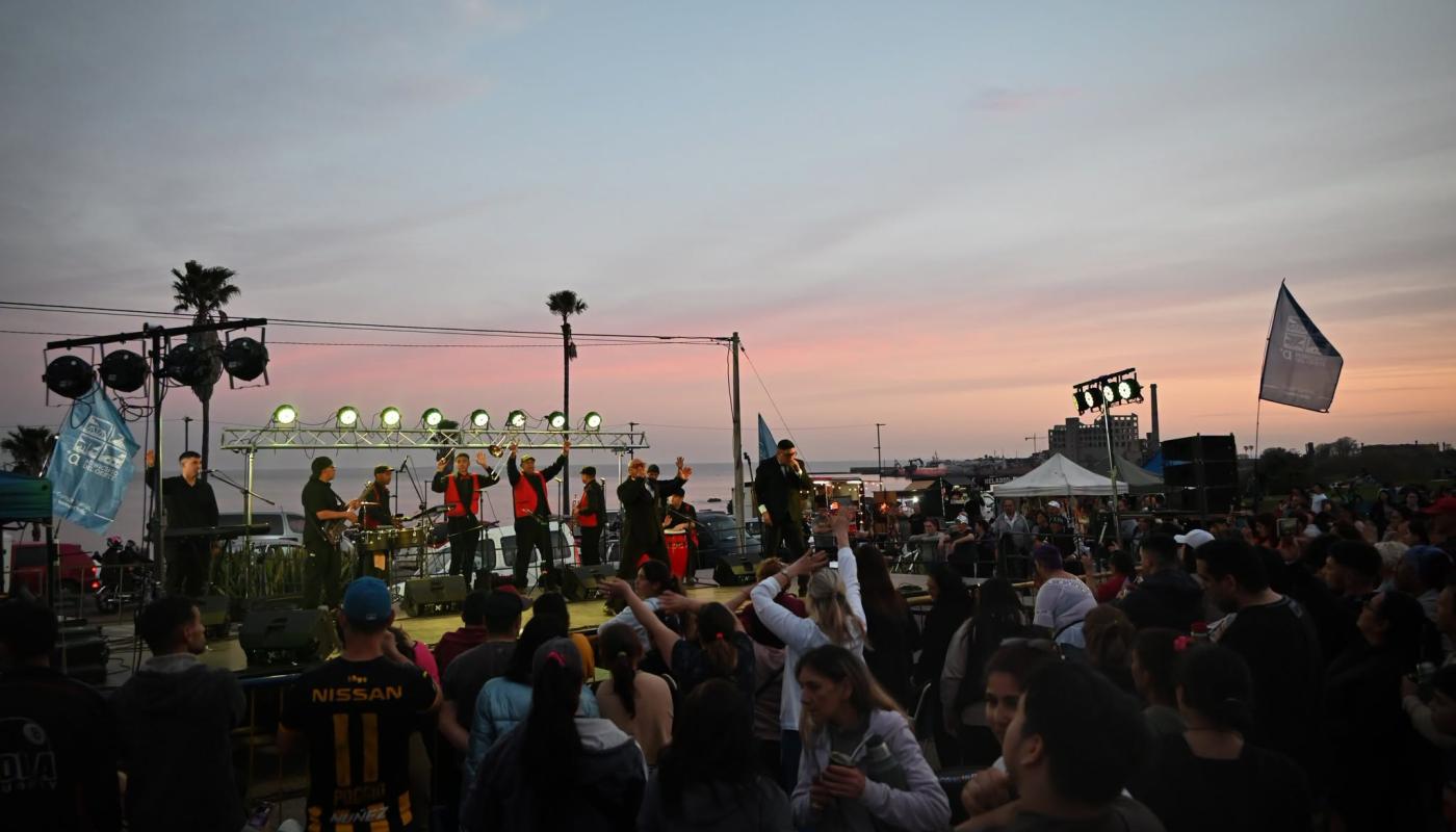 escenario al atardecer con playa del cerro de fondo en un evento musical