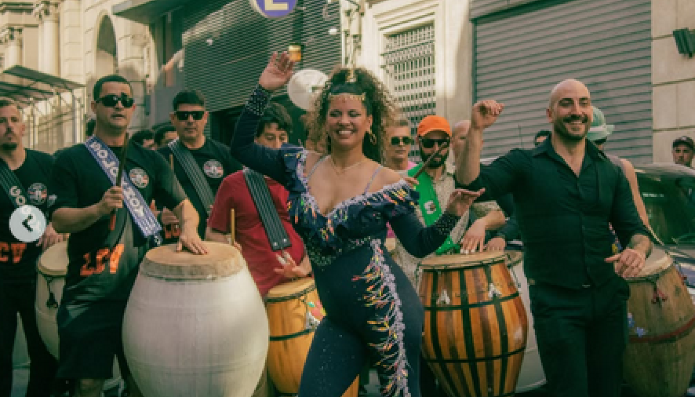 llamadas en cidad vieja, comparsa y figuras centrales bailando al frente