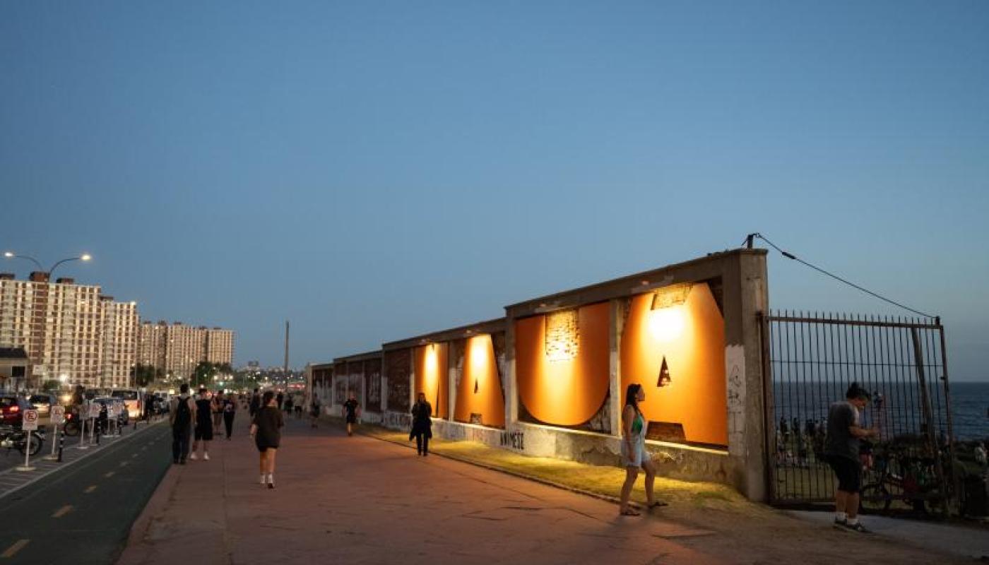 fachada iluminada por la noche de la entrada a Parque múa