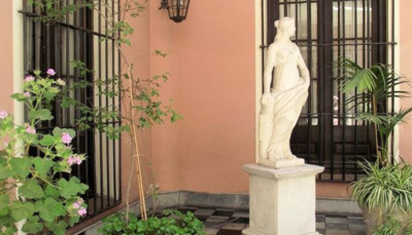 Foto del patio de la casa Montero con estatua, plantas y mini fuente 