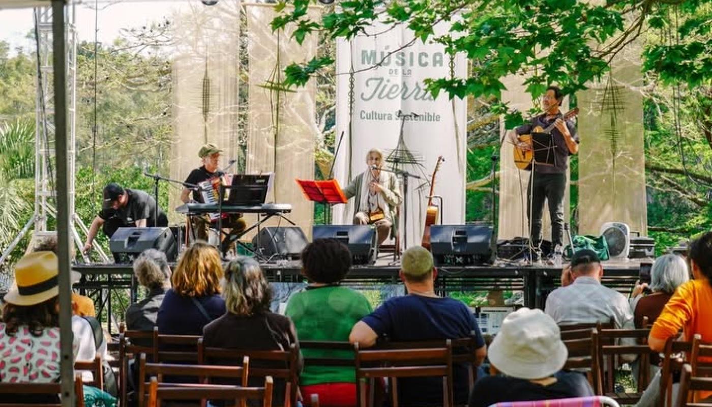 escenario en un parque con musicos 