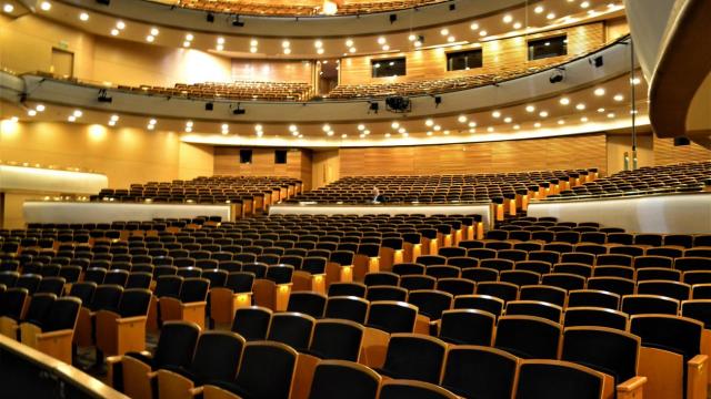 gran auditorio con varias localidadesen la sala, de fondo se ven los palcos y tertulias con gran iluminacion y capacidad