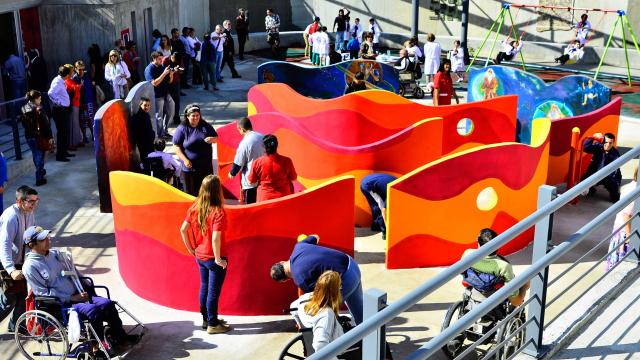 Juegos inclusivos y personas de variada edad disfrutando de ellos. Se nota colores vivos. 