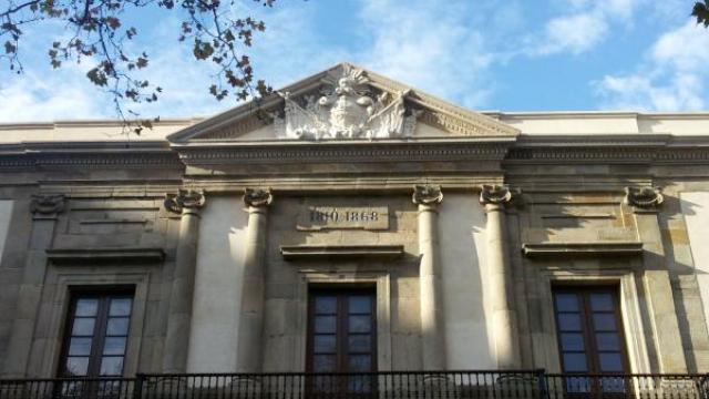 Fachada histórica del museo donde se observa balcón con dintel y columnas de épocaantiguo 