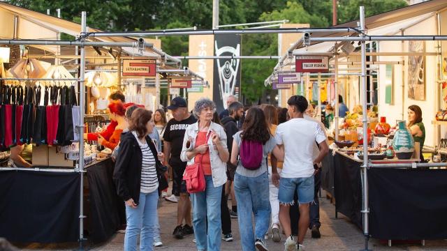 público recorriendo la feria
