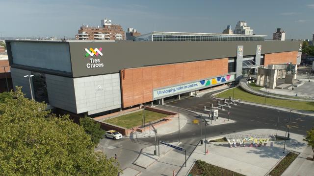 Foto área de todo el predio del Shopping Terminal. En el centro el edificio de la terminal y del centro comercial. Alrededores siluetas de edificios. Calles que llegan hasta ahí. 