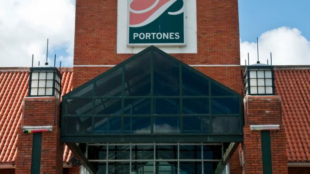 Entrada principal del shopping. Estructura de ladrillos y vidrio de colores. Logo del shopping en el frente. 