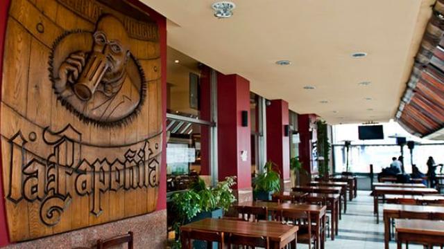 Foto de la galería del restaurant con mesas y silla y decorado tallado en madera 