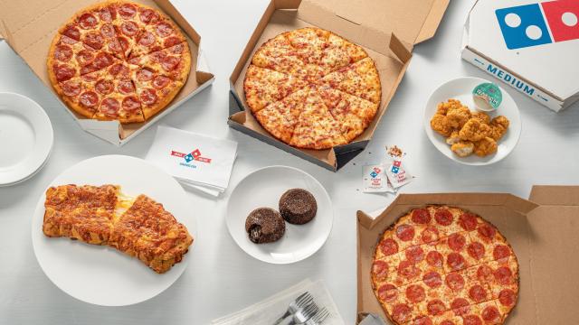 diferentes productos que Domino's :pizza pepperoni, stromboli, pizza muzzarella, nuggets y volcan de chocolate todo sobre una mesa presentado