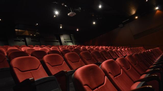 Sala principal con butacas rojas