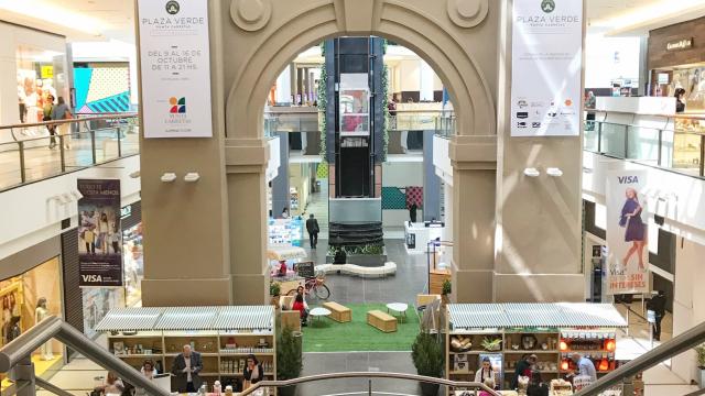 Ingreso al shopping con escalera monumental a dos brazos. Al fondo arco de entrada de la antigua carcel. Diversos negocios en los costados. Vista de los pisos superiores.