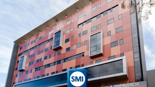 Edificio muy moderno de varios pisos. Variada en la dimensión de sus formas. Cerámicas color ladrillo a lo largo de su fachada de manera irregular. Ventanas vidriadas en saliente. 