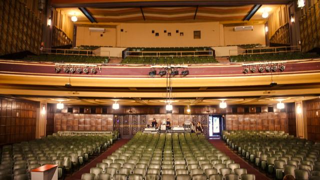 Butacas verdes. Palco en tertulia en el segundo piso. Gran capacidad.