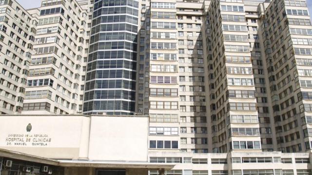 Complejo del hospital con todas sus torres de diseño moderno y acristalado.