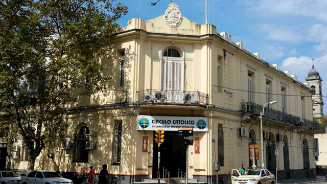 Casona antigua en esquina que ocupa toda la manzana. Color beige. Tiene dos pisos. 