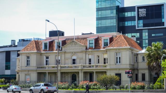 Casona antigua que ocupa la manzana. Techos de teja en color ladrillo. Balcones con herrajes. Al fondo edificio moderno que es la segunda sede del hospital. 