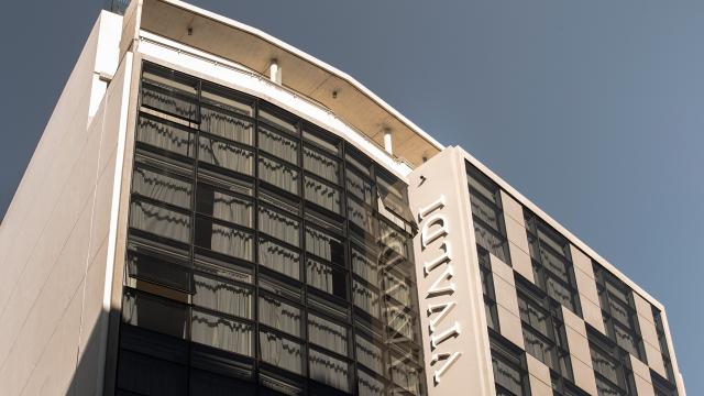 Fachada del hotel. En el frente hay un cartel vertical que dice en letras mayúsculas: "Vivaldi".