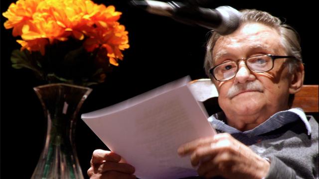 mario benedetti leyendo