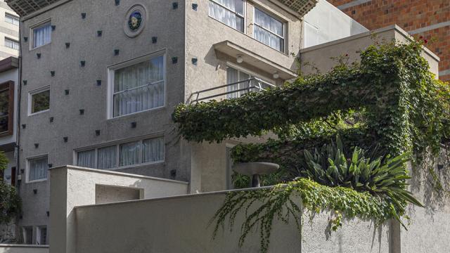 Foto de la fachada y de la casa en su totalidad