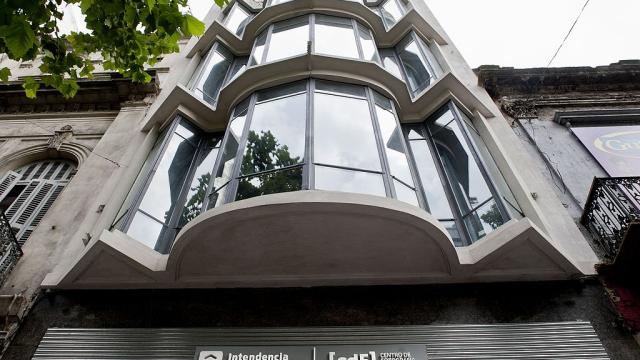 Foto de la fachada principal con su ventana vidriada