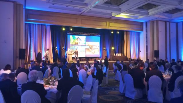 sala de eventos con gente sentada